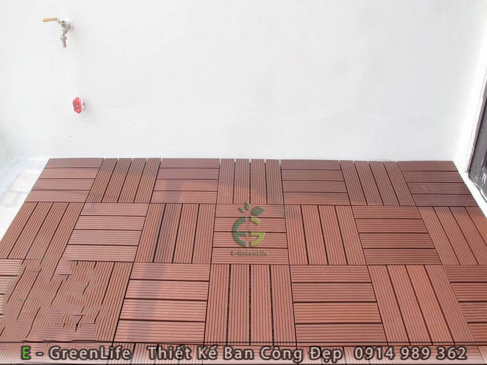 Vỉ sàn gỗ nhựa composite kích thước 30x30. Phù hợp dùng cho lát sàn trang trí ban công